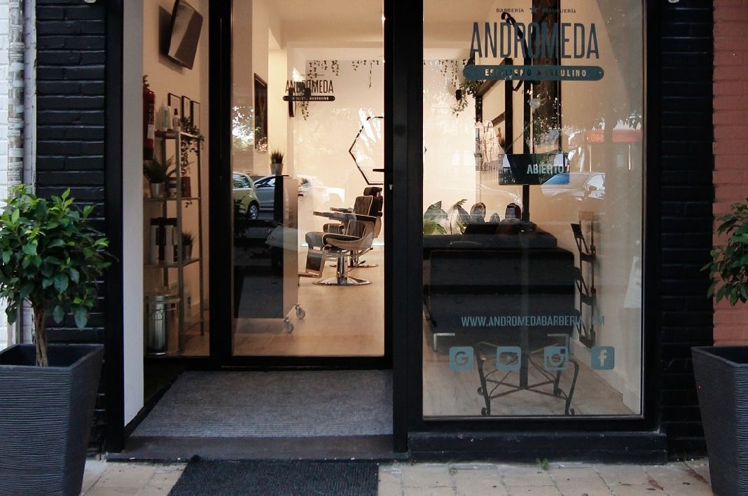 Fachada de Andromeda Barbería en Sevilla