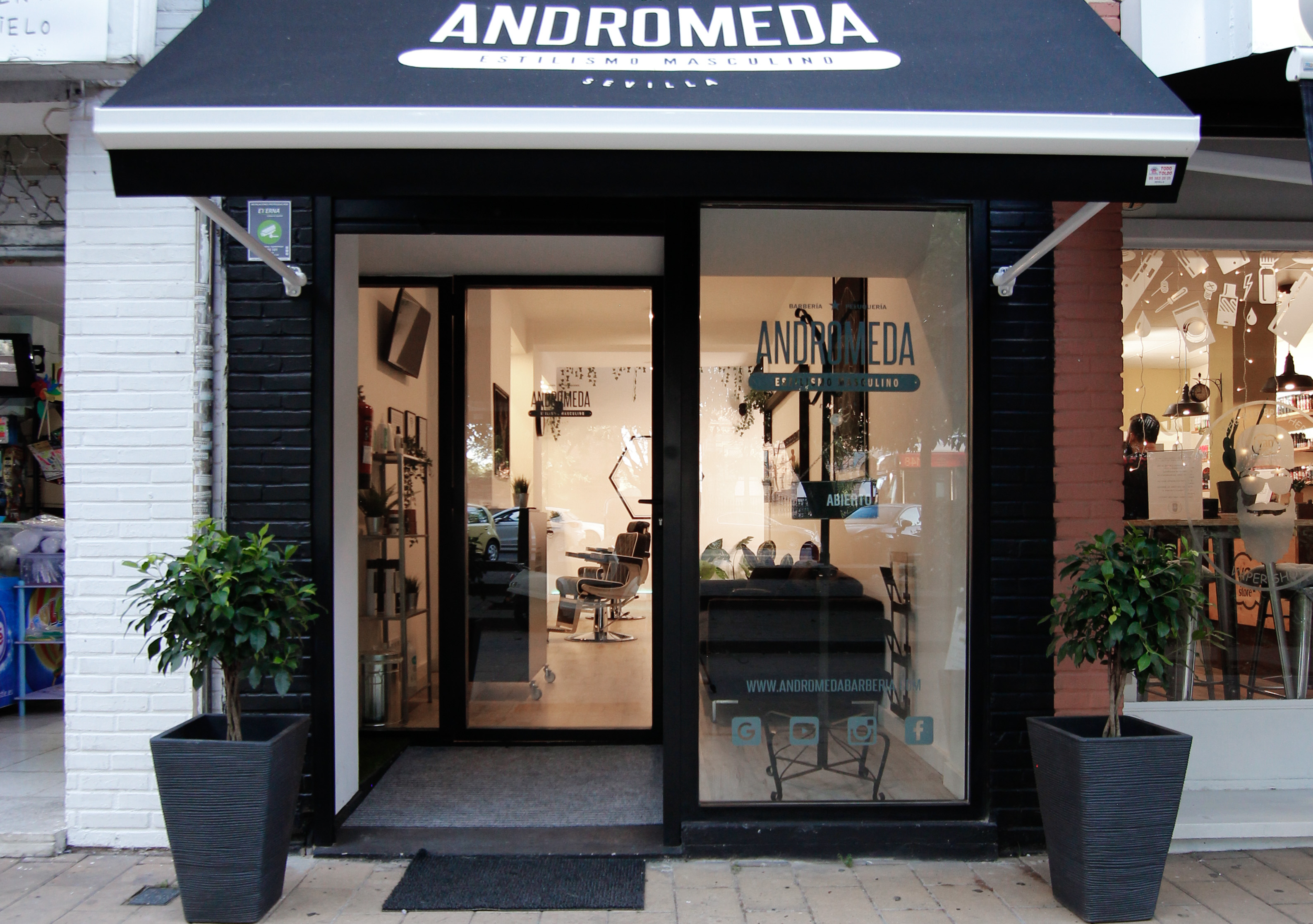 Fachada de Andromeda Barbería en Sevilla